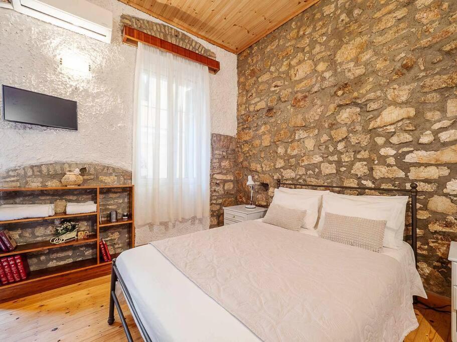 George Stone Apartment *