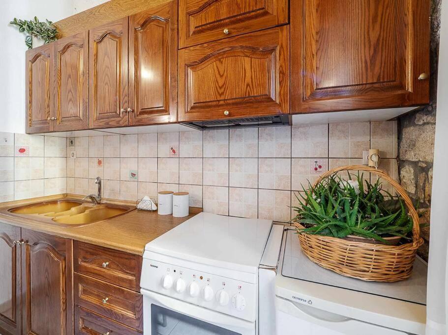 George Stone Apartment *